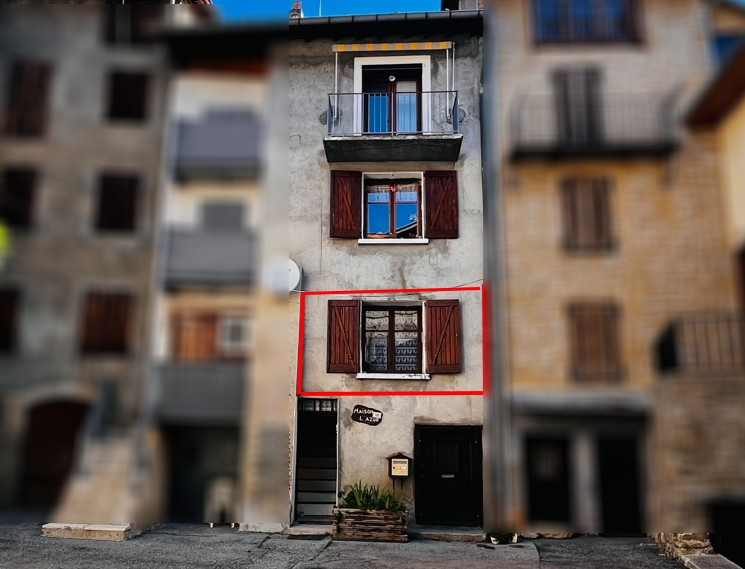 Grand appartement dans maison de village