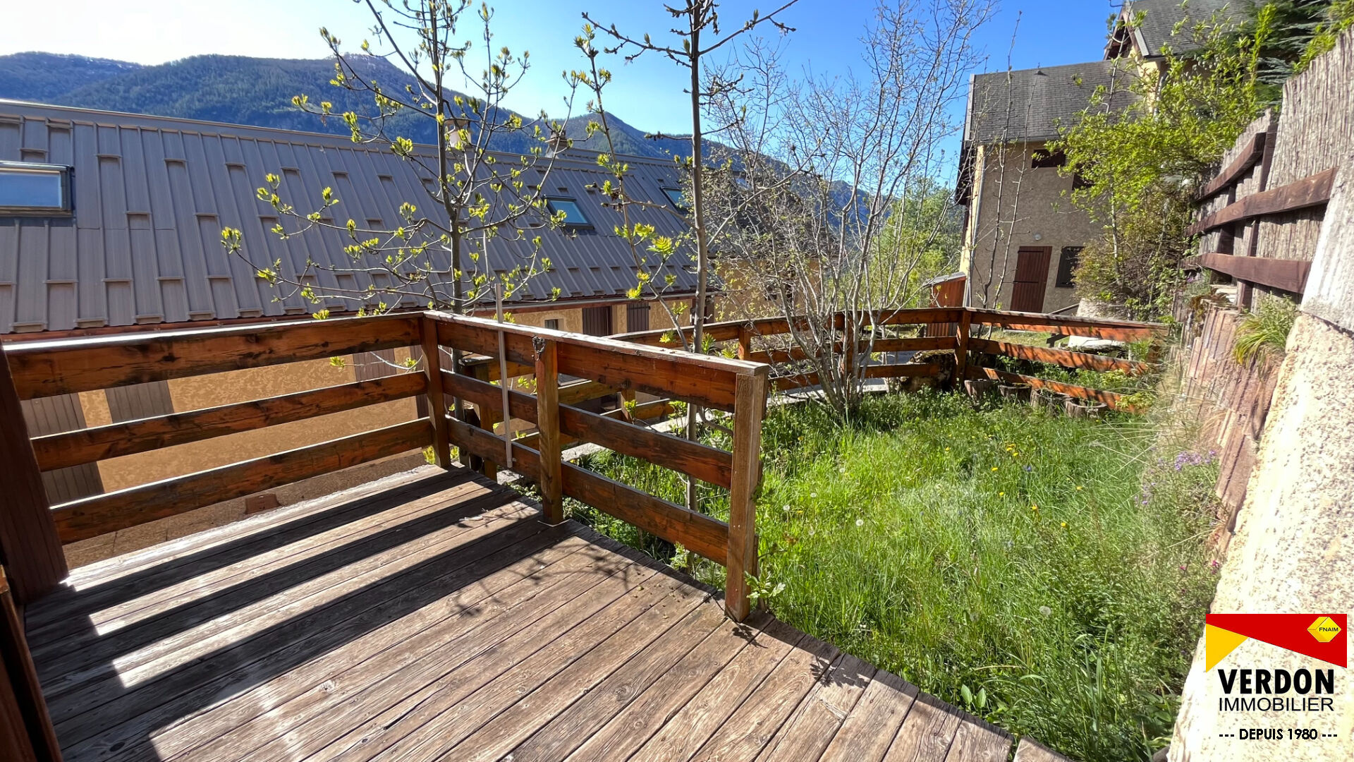 Chalet mitoyen avec jardin